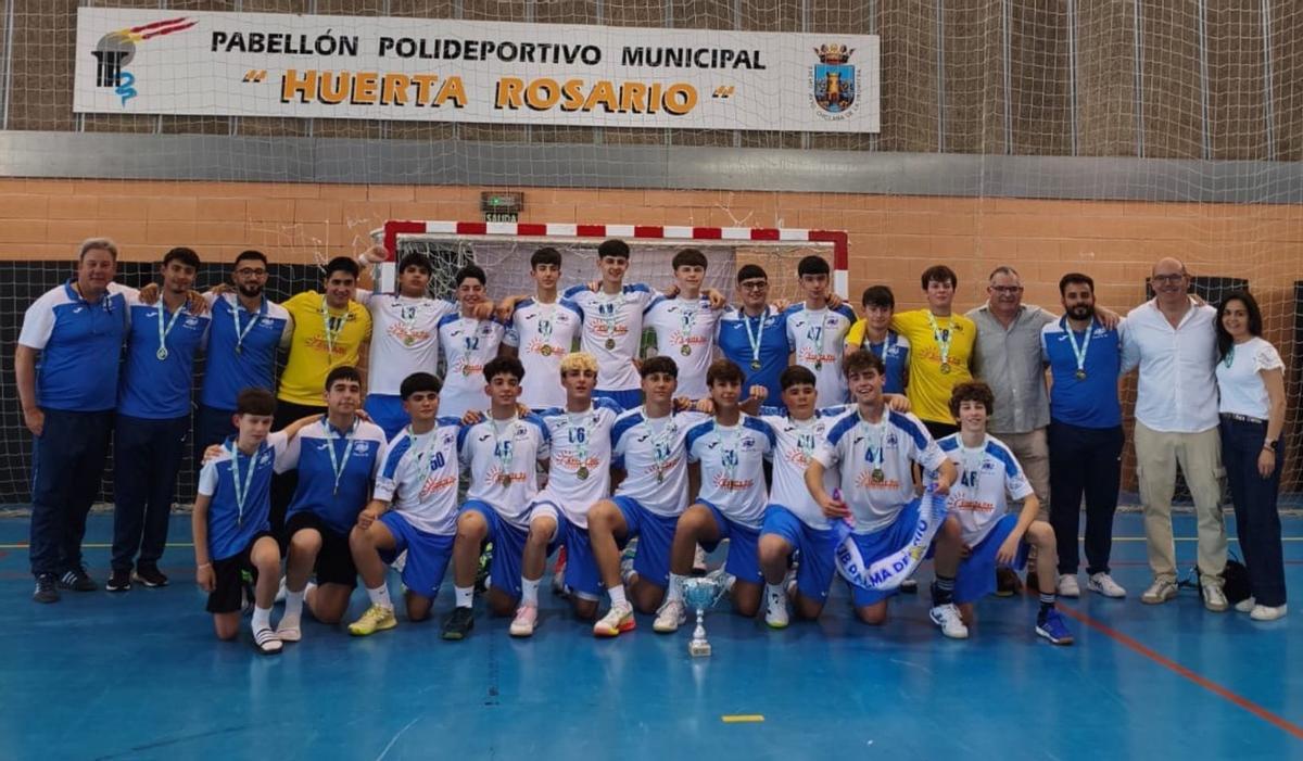 El Agytires Guadalquivir ARS Palma del Río celebra la conquista del título andaluz cadete de balonmano.