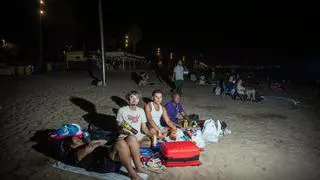 "Prefiero dormir en la playa que pagar un hotel de Barcelona": los turistas hallan en la arena una alternativa a los elevados precios
