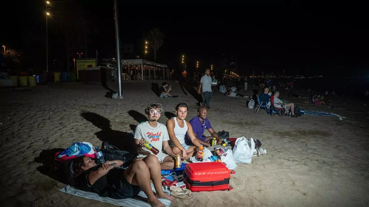 "Prefiero dormir en la playa que pagar un hotel de Barcelona": los turistas hallan en la arena una alternativa a los elevados precios