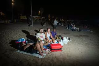 Turistes ‘sensesostre’: «¿Pagar 100 euros per una nit? Prefereixo dormir a la platja que pagar un hotel a Barcelona»