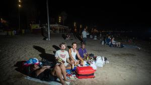 Turistas ‘sintecho’: “¿Pagar 100 euros por una noche? Prefiero dormir en la playa que pagar un hotel en Barcelona”