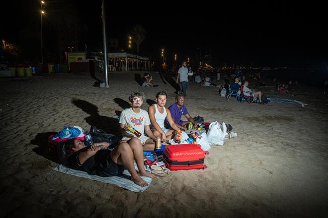 Turistas sintecho’: ¿Pagar 100 euros por una noche? Prefiero dormir en la playa que pagar un hotel en Barcelona