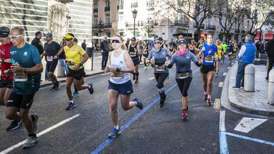 Corredores por el centro de València en el Maratón.