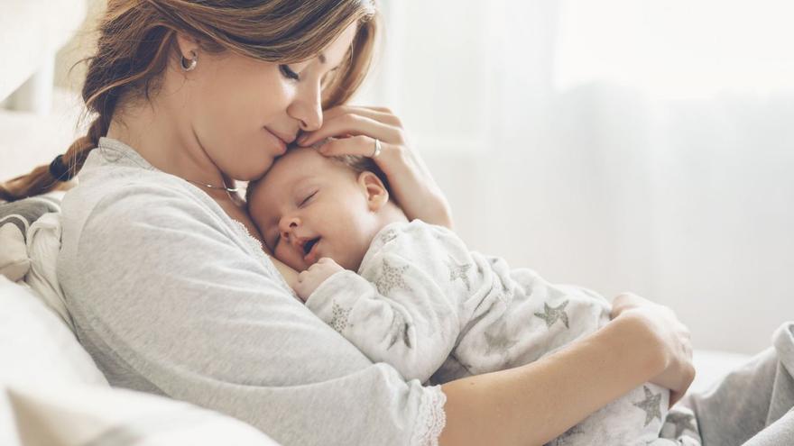 Entre las necesidades básicas de los bebés están el afecto, los brazos, el contacto y las caricias. | SHUTTERSTOCK