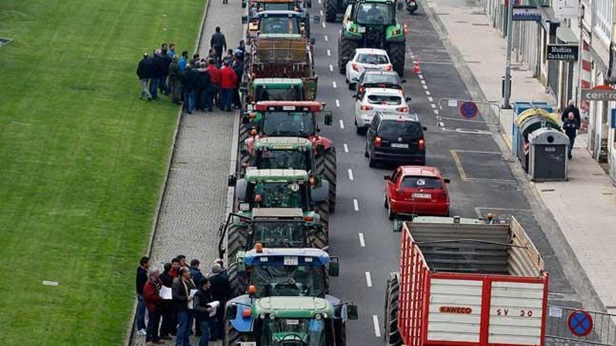 Imagen del inicio de la tractorada que rodeó la muralla de Lugo. // E. Trigo