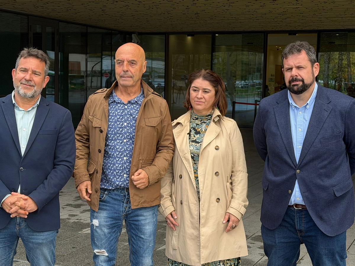 Los concejales Joaquín Dobladez, Irene Ruiz y Antonio Hurtado con su abogado.