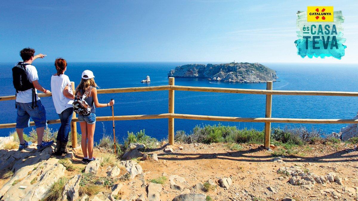 Una família contempla les illes Medes des d’un camí de ronda.