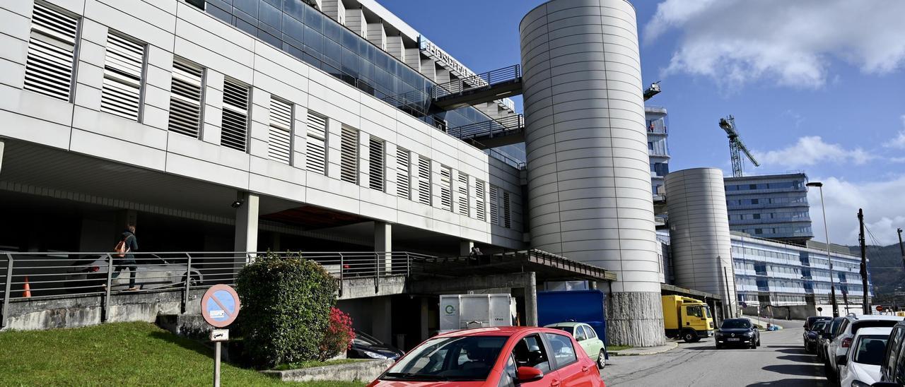 Exterior del Hospital Montecelo, con las obras de la ampliación al fondo.