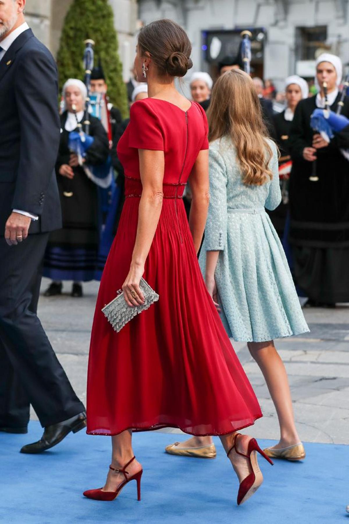 Detalle del peinado con moño bajo de Letizia Ortiz en los Premios Princesa de Asturias 2019