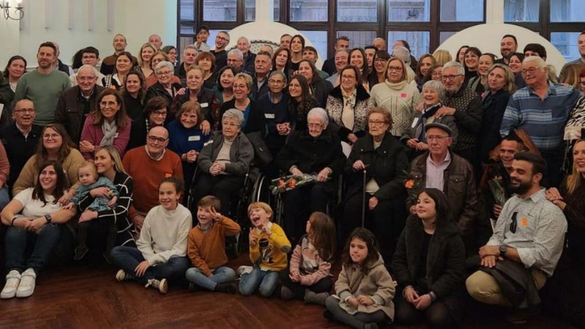 Foto de familia de la reunión en el que el más mayor cuenta con 98 años y el más pequeño, 10 meses.