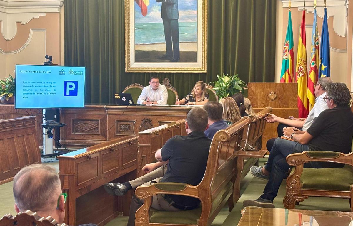 El edil Vidal ha presidido la reunión del Consejo Sectorial de Comercio este martes en el salón de plenos del Ayuntamiento de Castelló.