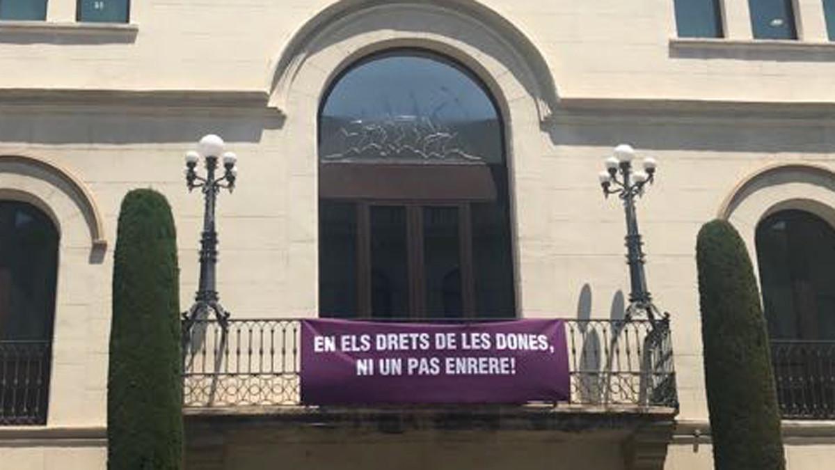 Una nueva pancarta luce en el balcón del ayuntamiento de Badalona