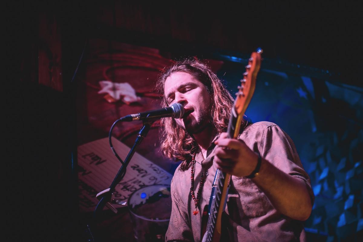 El guitarrista y cantante Andrés Macmalo innova con su nuevo lanzamiento 'Fuego Dentro'