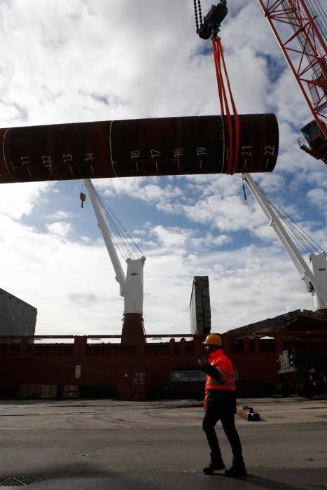 Carga de piezas destinadas al parque flotante marino Wikinger en el Muelle de Valliniello.