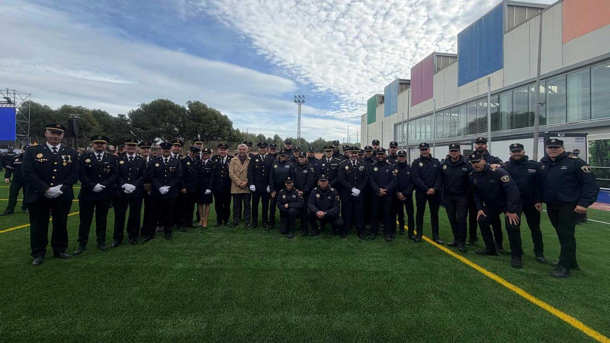 Los agentes destacados por su labor en la dana, junto al concejal de Seguridad Ciudadana. / INFORMACIÓN