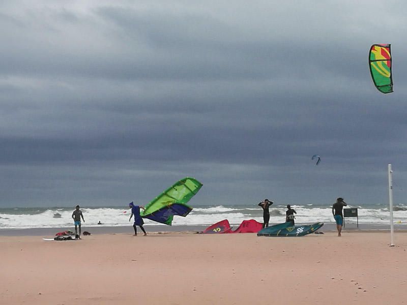 Olas de 2,5 metros invaden la playa de la Malvarrosa