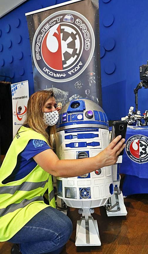 Mari Luz Tuya se hace un selfie con R2D2.