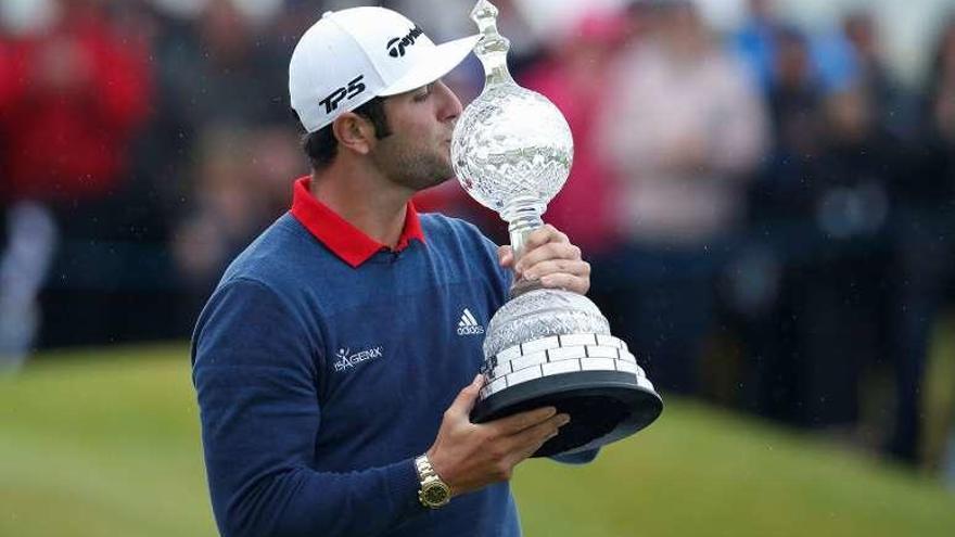 Jon Rahm, con el trofeo, tras ganar el Abierto de Irlanda. // Paul Childs