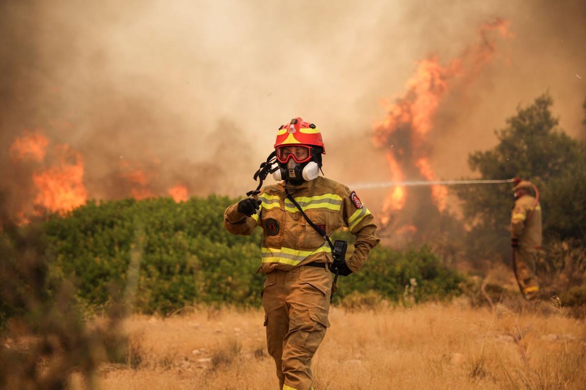 Bomberos trabajan para extiguin el fuego en la región de Megara, en el oeste de Atenas, el pasado 3 de agosto.