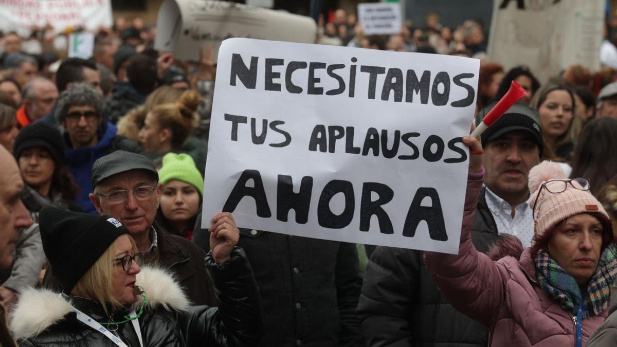 La Sanidad se manifiesta en Oviedo: "Barbón, sanitarios quemados aquí hay un montón"