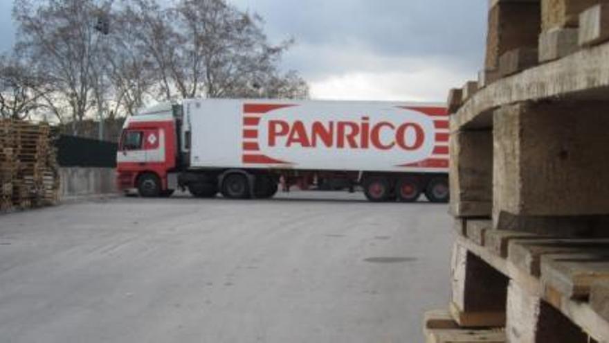 Un camió a la planta de Panrico de Santa Perpètua de Mogoda.