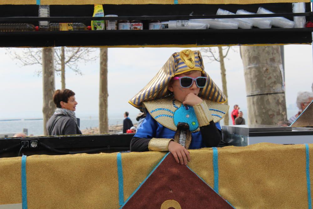 Roses viu un carnaval pletòric de gent i bon temps