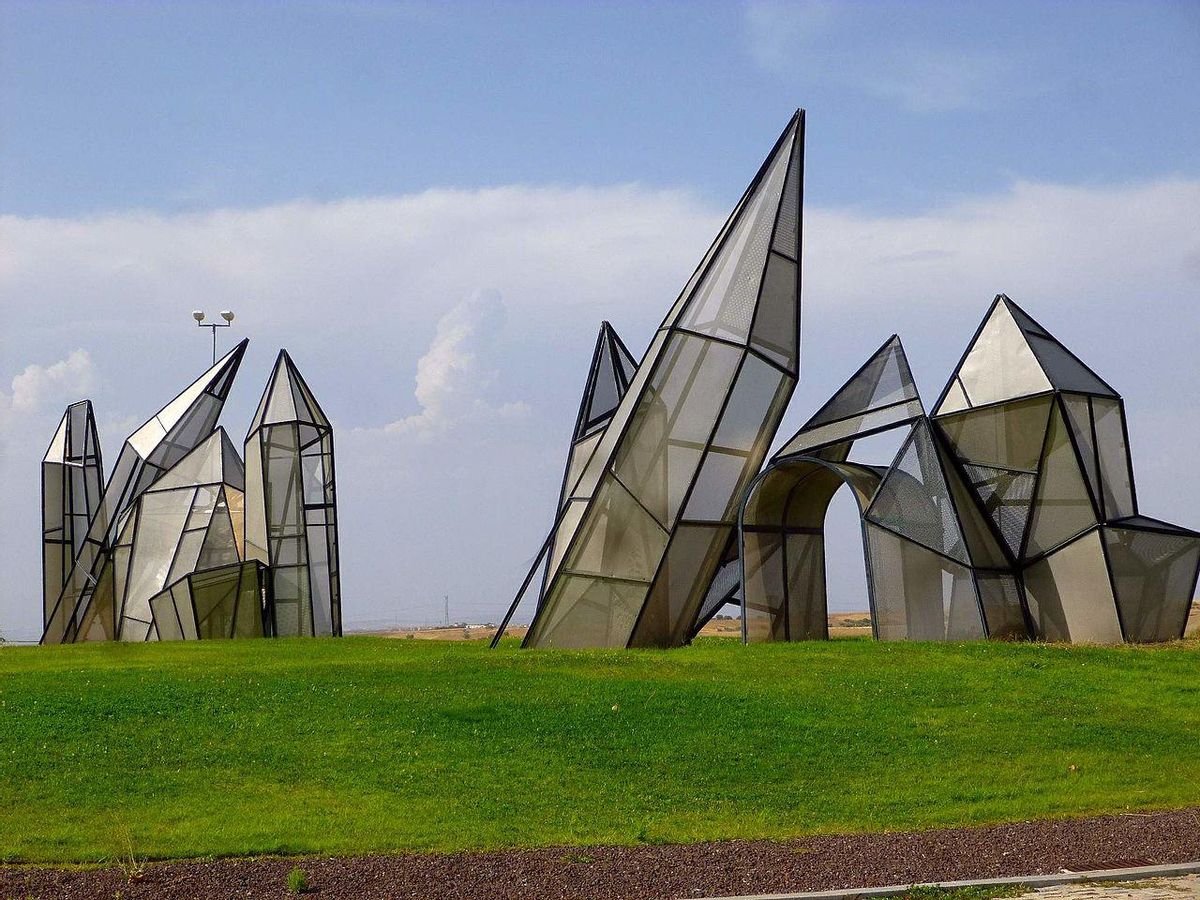 Conjunto escultórico ’Chrystal Garden’, obra de Dennis Oppenheim, en Navalcarnero