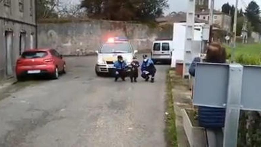 Coronavirus Asturias: La emotiva sorpresa de la Policía Local de Cudillero a un pequeño del municipio