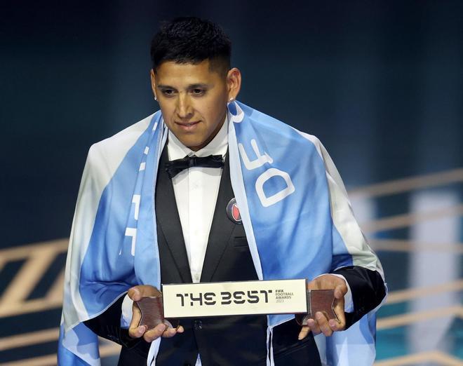 Gala Premios The Best FIFA 2023. Las mejores imágenes de los ganadores. Premio Fan Award de la FIFA para Hugo Daniel Toto Iñiguez, hincha de Colón