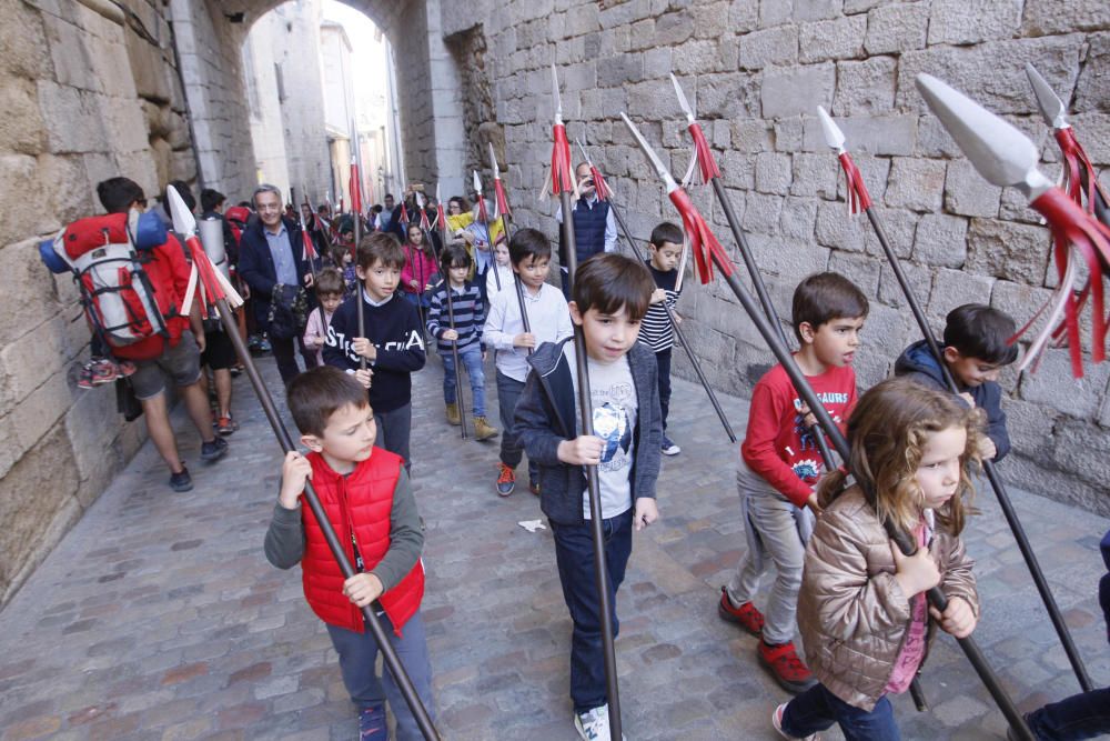 Petits Manaies desfilen pels carrers del Barri Vell