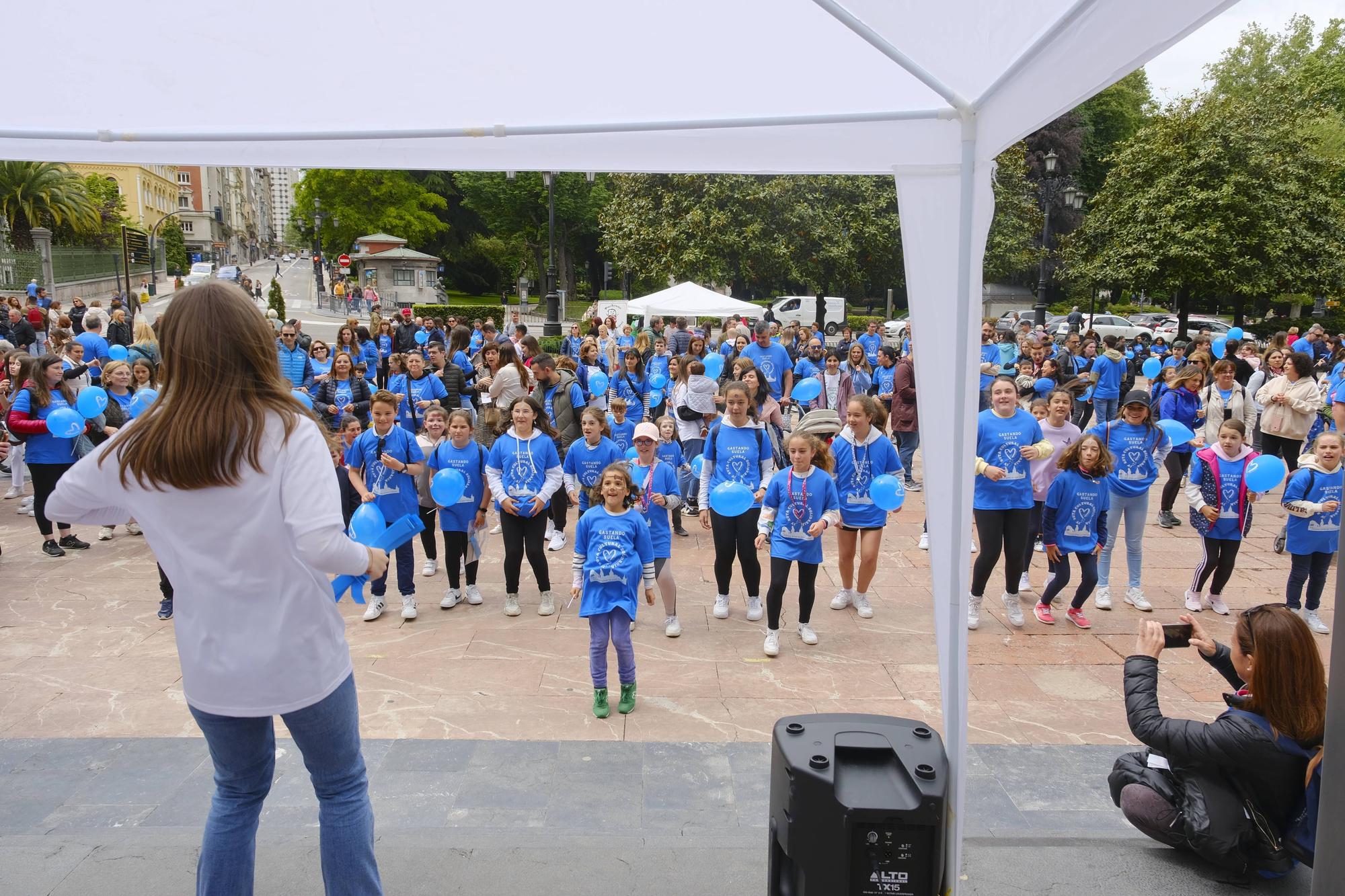 El colegio Amor de Dios congrega a una marea azul solidaria en La Escandalera