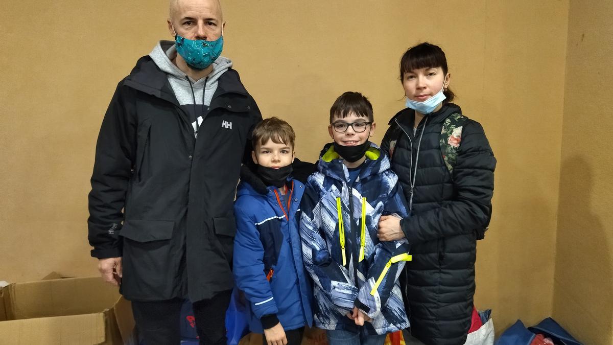 Maksym y Anastasiia junto a dos de sus hijos. Estuvieron atrapados 4 días en la frontera de Ucrania con Rumanía