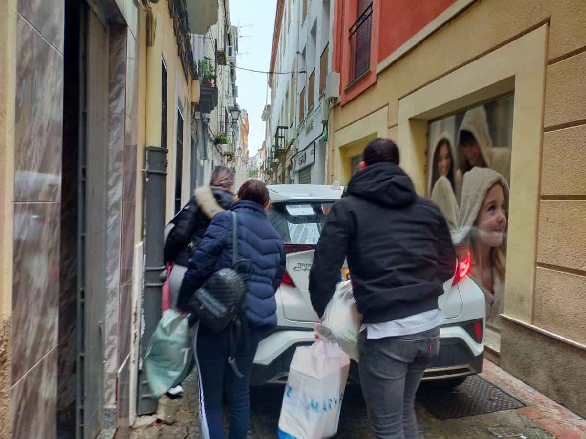 Otro instante de la marcha de las mujeres que ocupaban el piso.