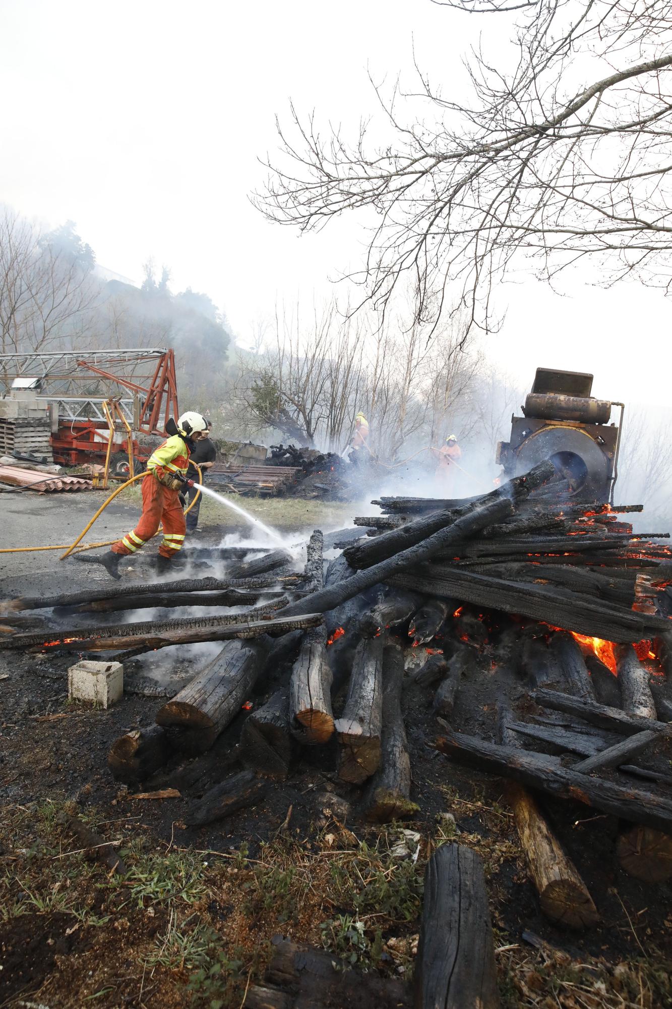 EN IMÁGENES: bomberos, vecinos y la UME luchan contra el preocupante incendio en Tineo