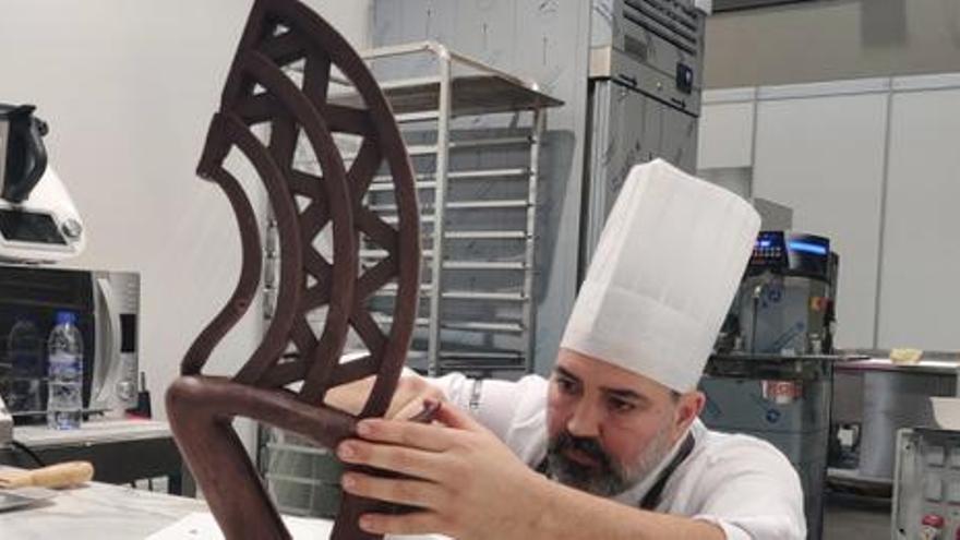 El pastelero tinerfeño durante el montaje de su estructura artística de chocolate, de un metro de altura