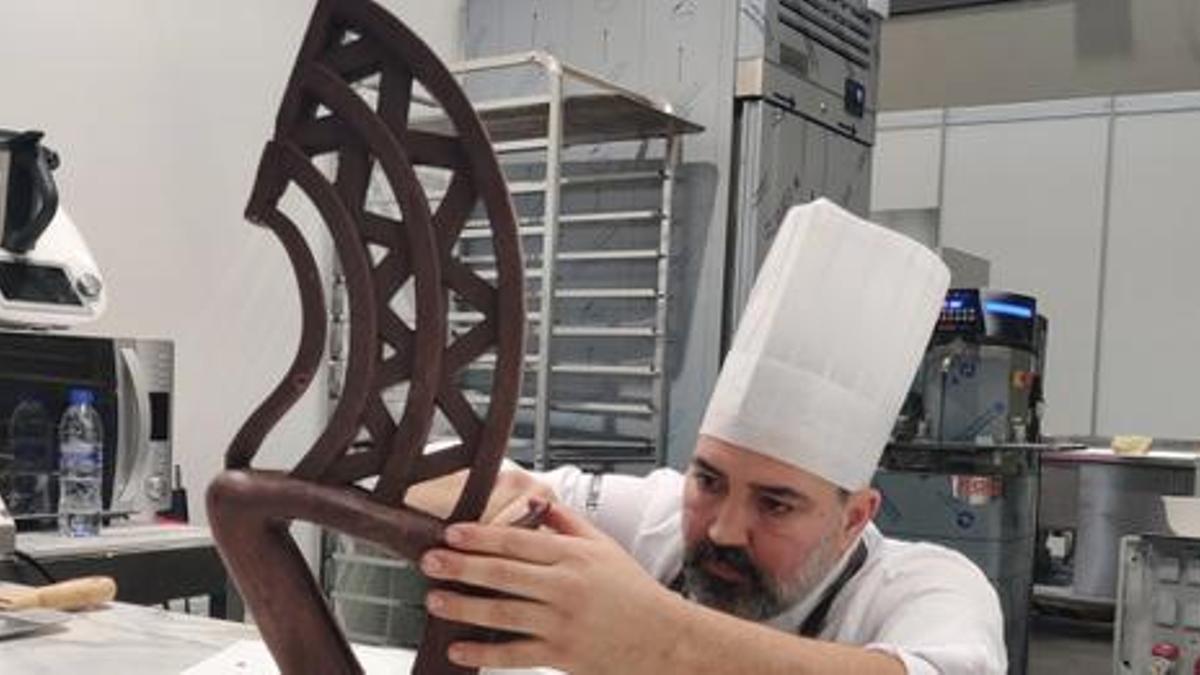 El pastelero tinerfeño durante el montaje de su estructura artística de chocolate, de un metro de altura