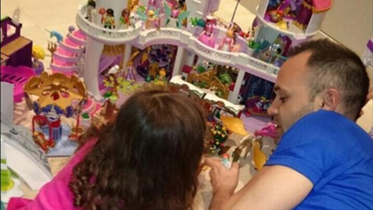 Iniesta se relaja jugando con su hija Valeria