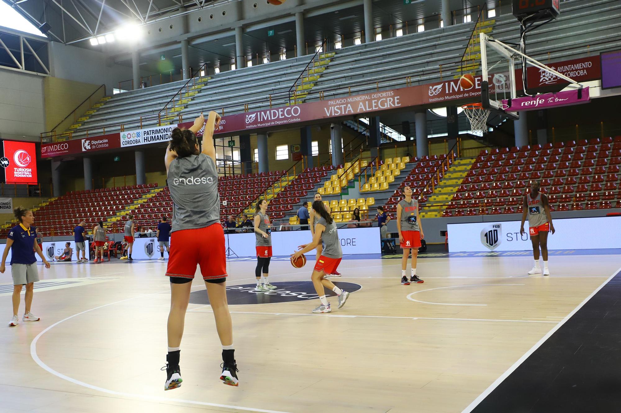 La selección española femenina de baloncesto con el alcalde de Córdoba, en imágenes