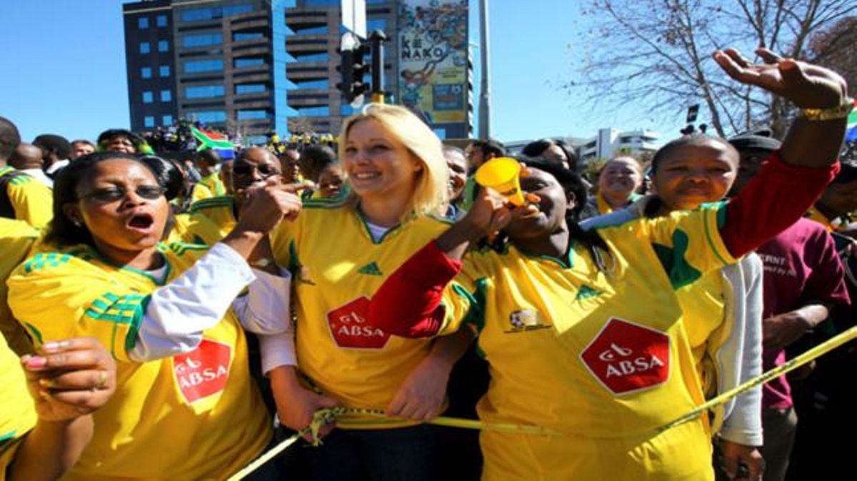Milers de persones surten al carrer en actitud festiva per mostrar el seu suport a la Bafana Bafana, la selecció sud-africana de futbol.
