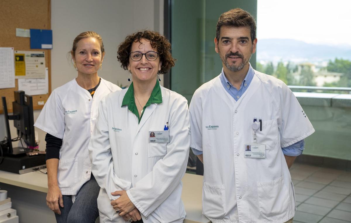 El equipo de Genética responsable de la nueva consulta en Can Misses. De izquierda a derecha la Dra. Iciar Martínez López, la Dra. García de Paso Mora y el Dr. Fernando Santos Simarro.