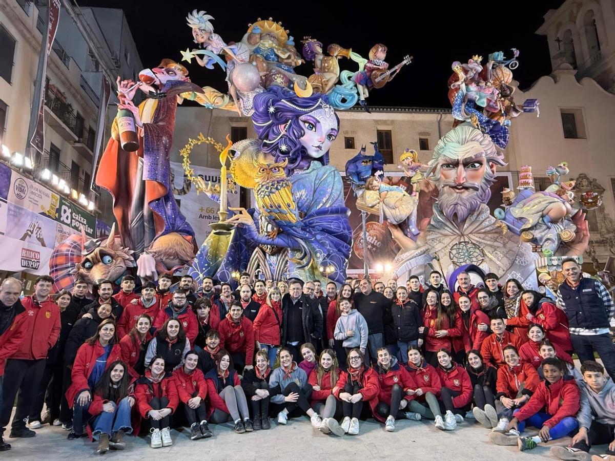 La falla del Pilar posa con su artista junto a la falla.