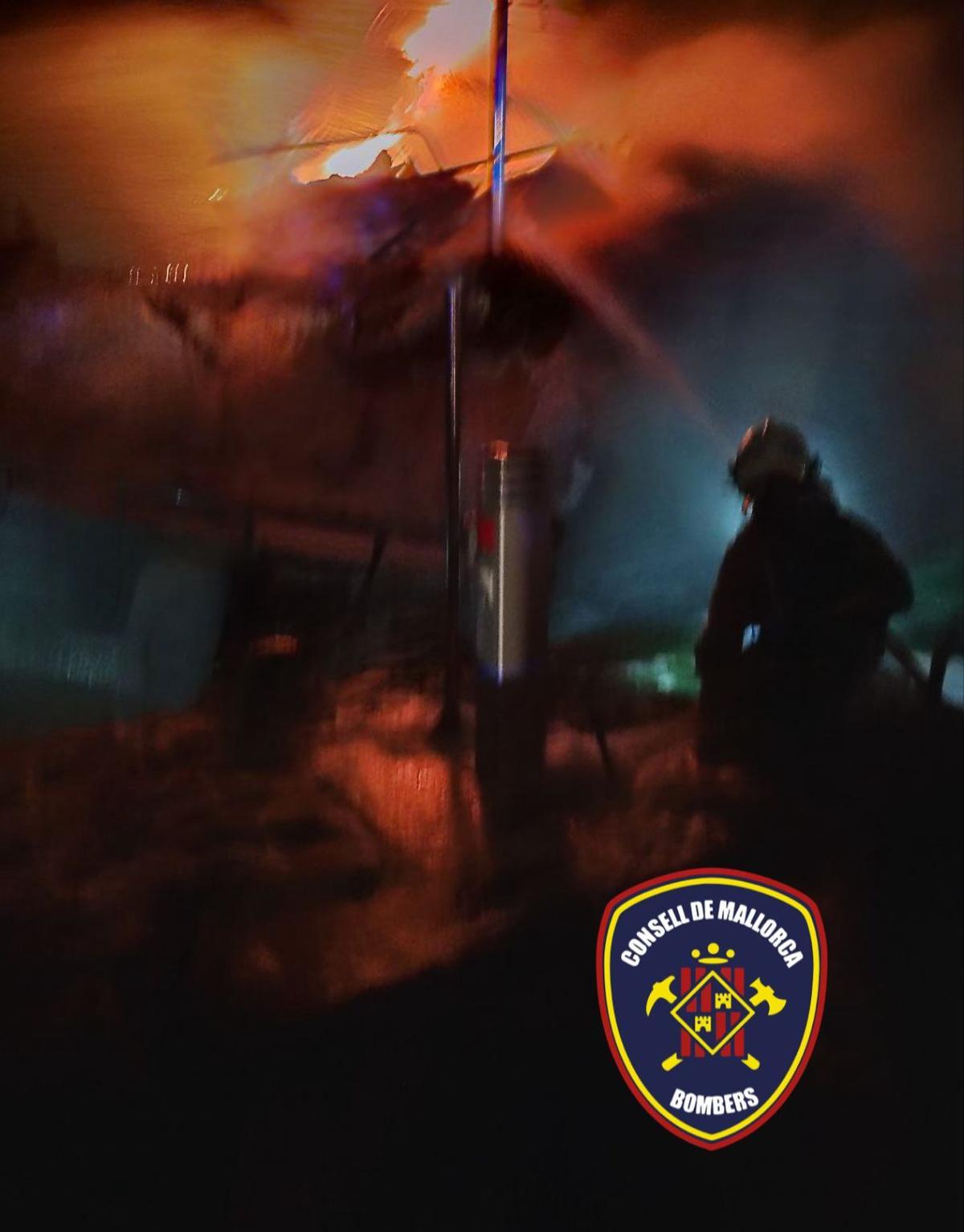 Arde un velero de 18 metros en s'Arenal Arde un velero de 18 metros en s'Arenal