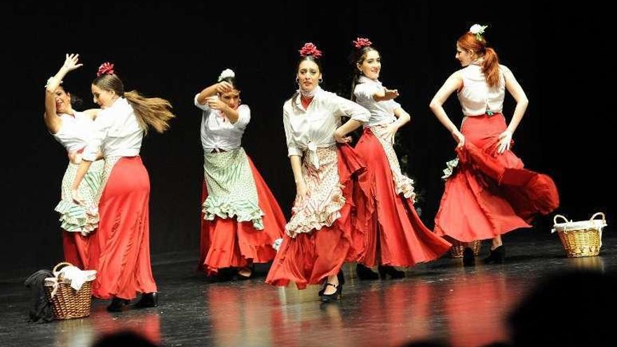 Actuación del grupo &quot;Cerezal&quot; en la pinacoteca de Langreo. A la izquierda una de las obras pintadas en uno de sus conciertos.