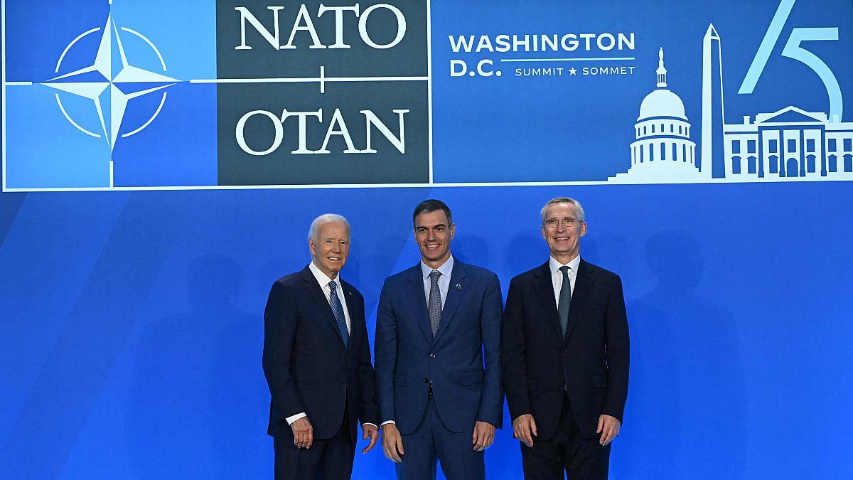 Pedro Sánchez, entre el presidente de EEUU, Joe Biden (izquierda) y el secretario general de la OTAN, Jens Stoltenberg, en la cumbre de Washington de este 10 de julio de 2024..