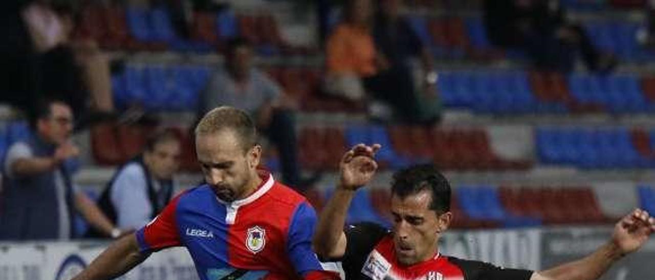 Aimar disputa un balón ante un jugador del Logroñés en el partido de Copa del Rey de esta temporada.