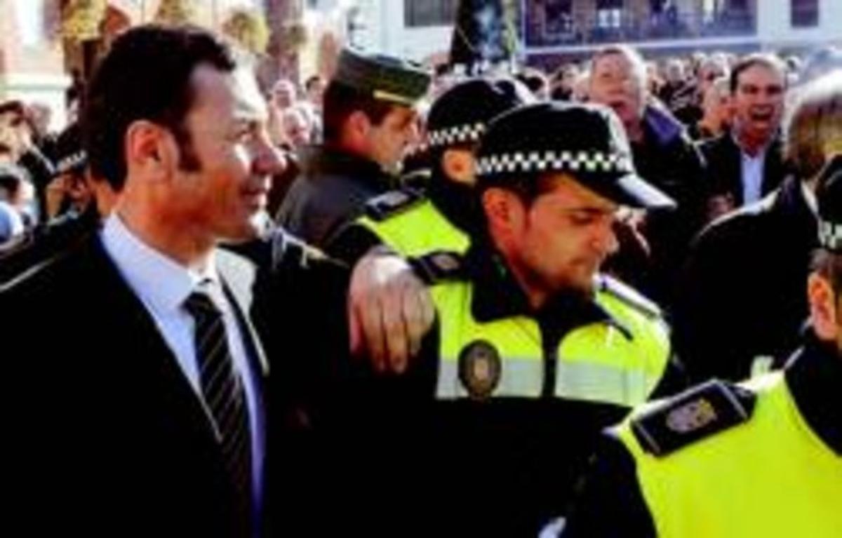 Policies de Pinto custodien el líder del PSM, Tomás Gómez, mentre alguns veïns l’insulten i l’increpen. Policies de Pinto custodien el líder del PSM, Tomás Gómez, mentre alguns veïns l’insulten i l’increpen.