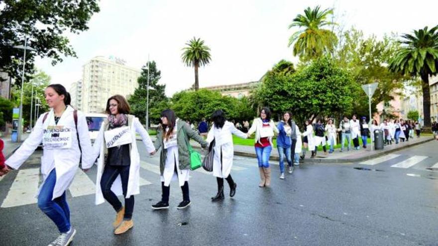 Protesta de estudiantes de Restauración de Pontevedra reclamando su grado el año pasado. // Gustavo Santos