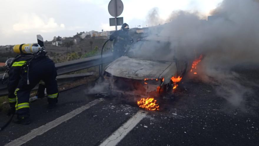 Un coche se incendia en Tamaraceite