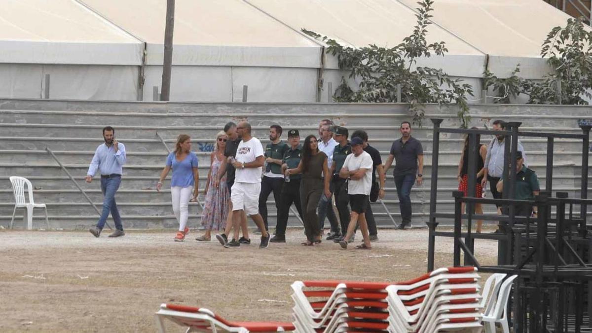 Las autoridades acuden con la
Guardia Civil al recinto del  
Medusa.  JM LÓPEZ