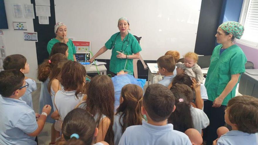 Alumnos del Salzillo Bilingual se acercan a los quirófanos